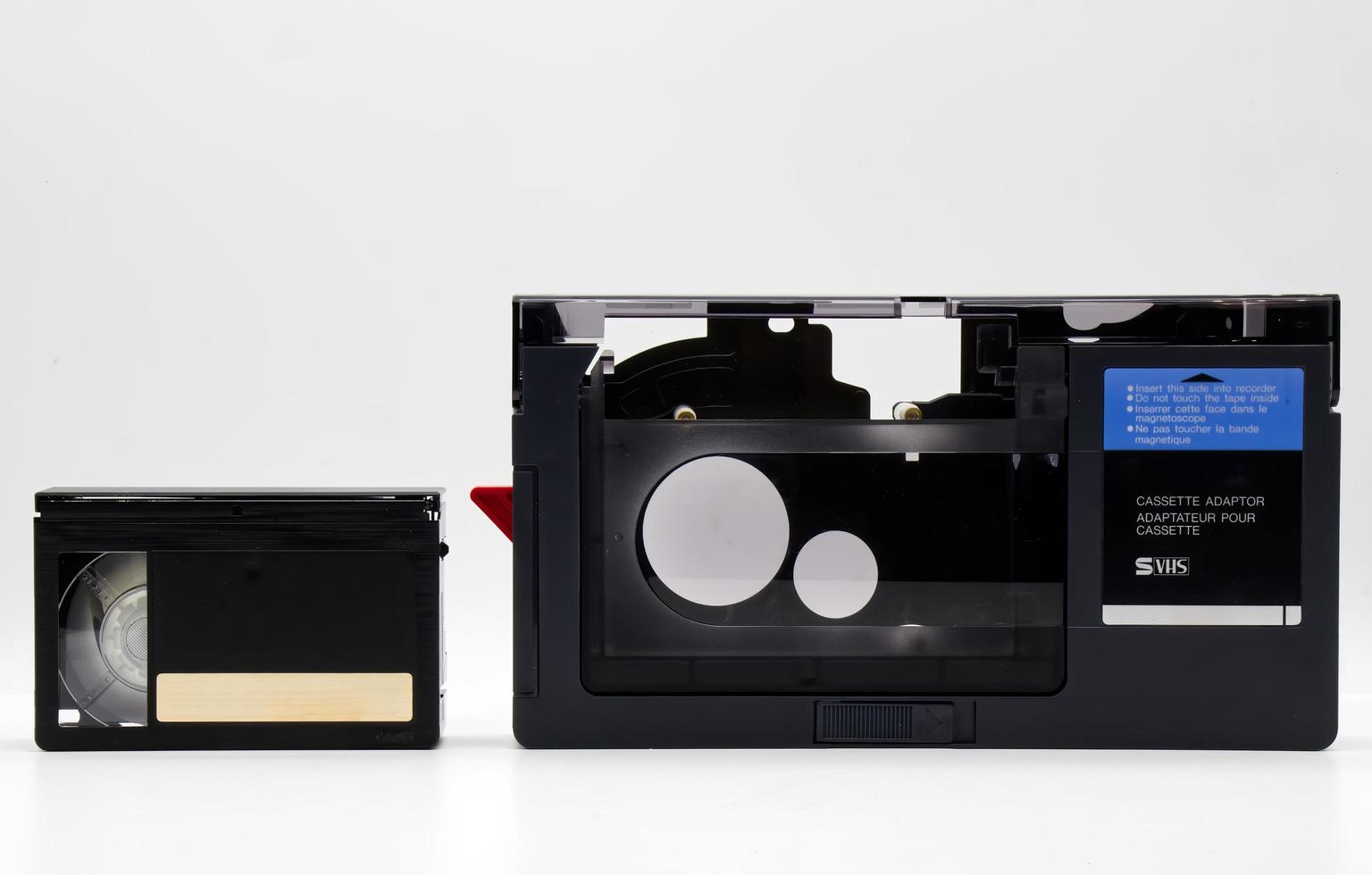 adaptador de videocassette vintage s-vhs con cinta de cassette compacta. Tecnología vintage de los años 90. foto
