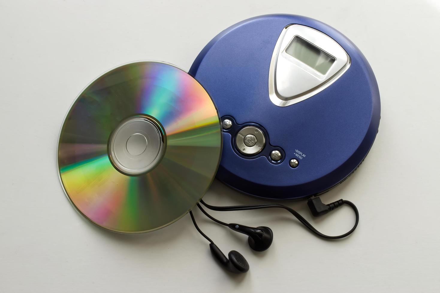 reproductor de cd vintage con auriculares aislado sobre fondo blanco. Tecnología vintage de los años 90. foto