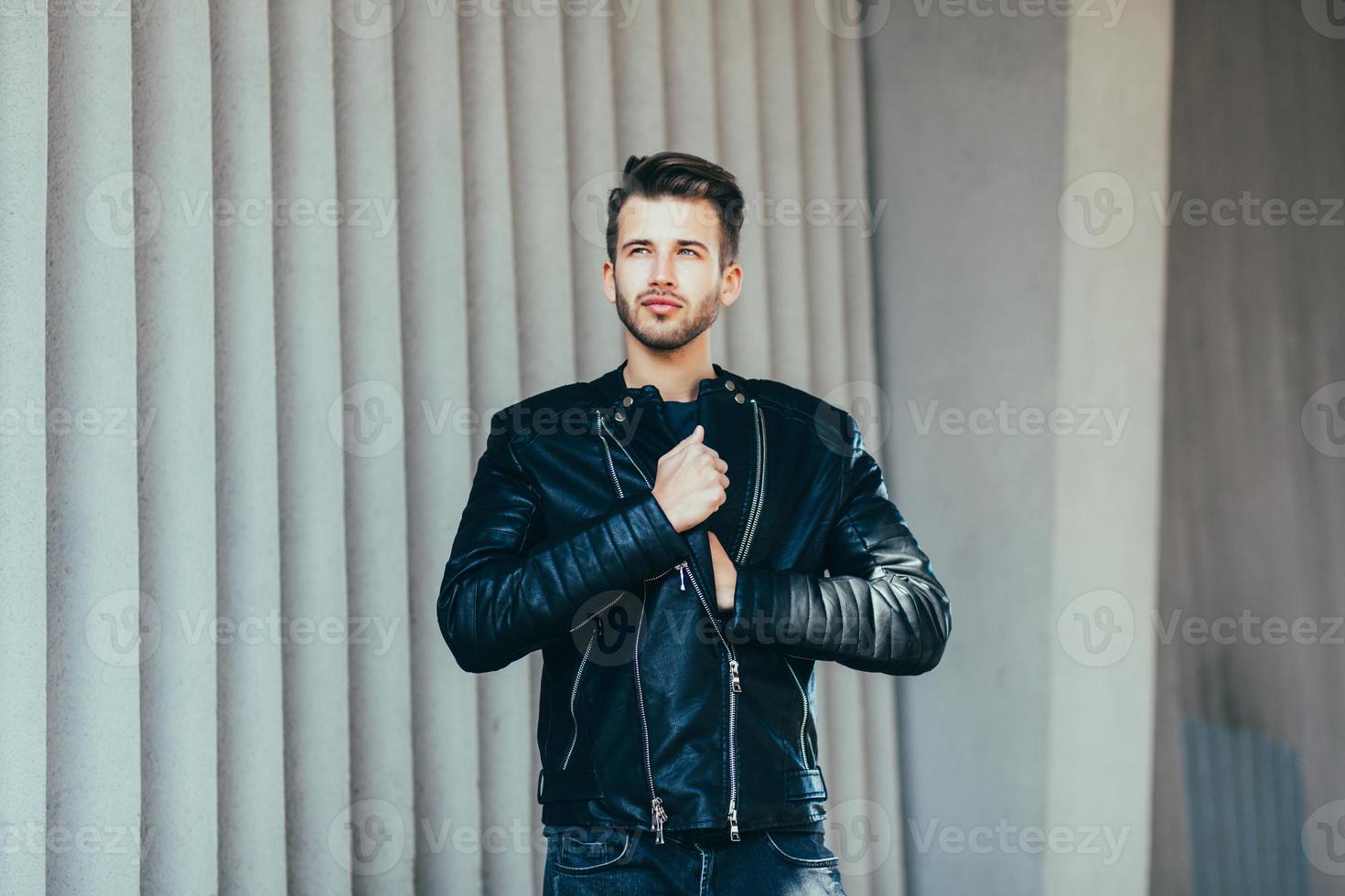 hombre elegante en ropa de cuero foto