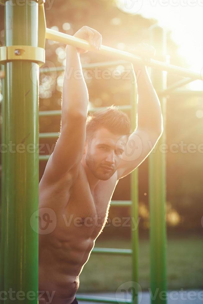 joven deportista al aire libre foto