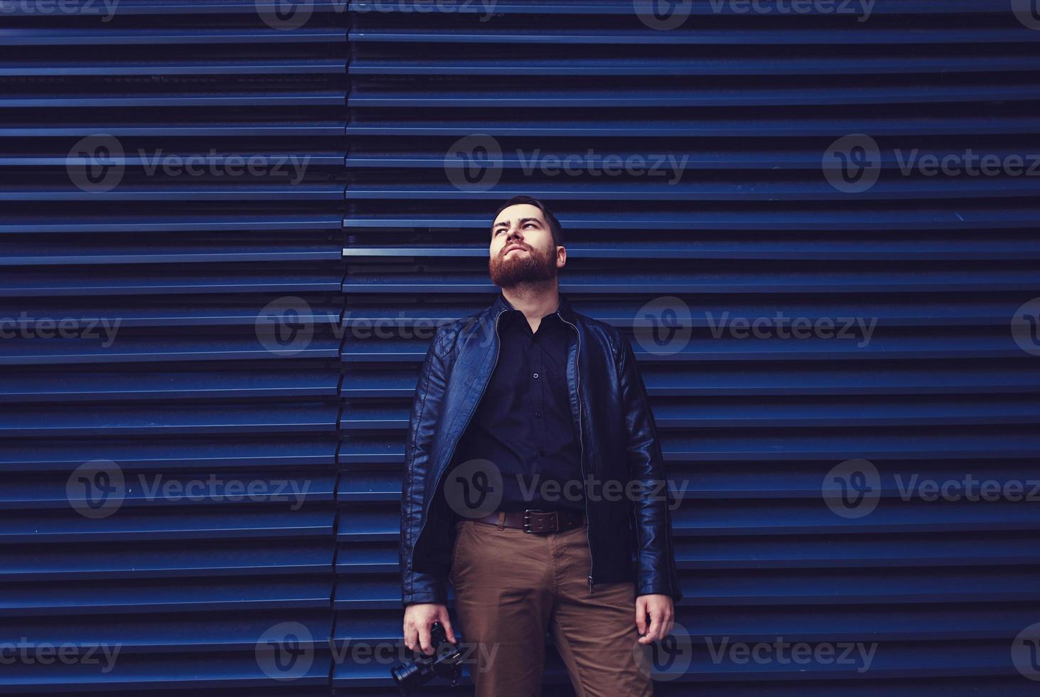 hombre vestido con una chaqueta de cuero foto