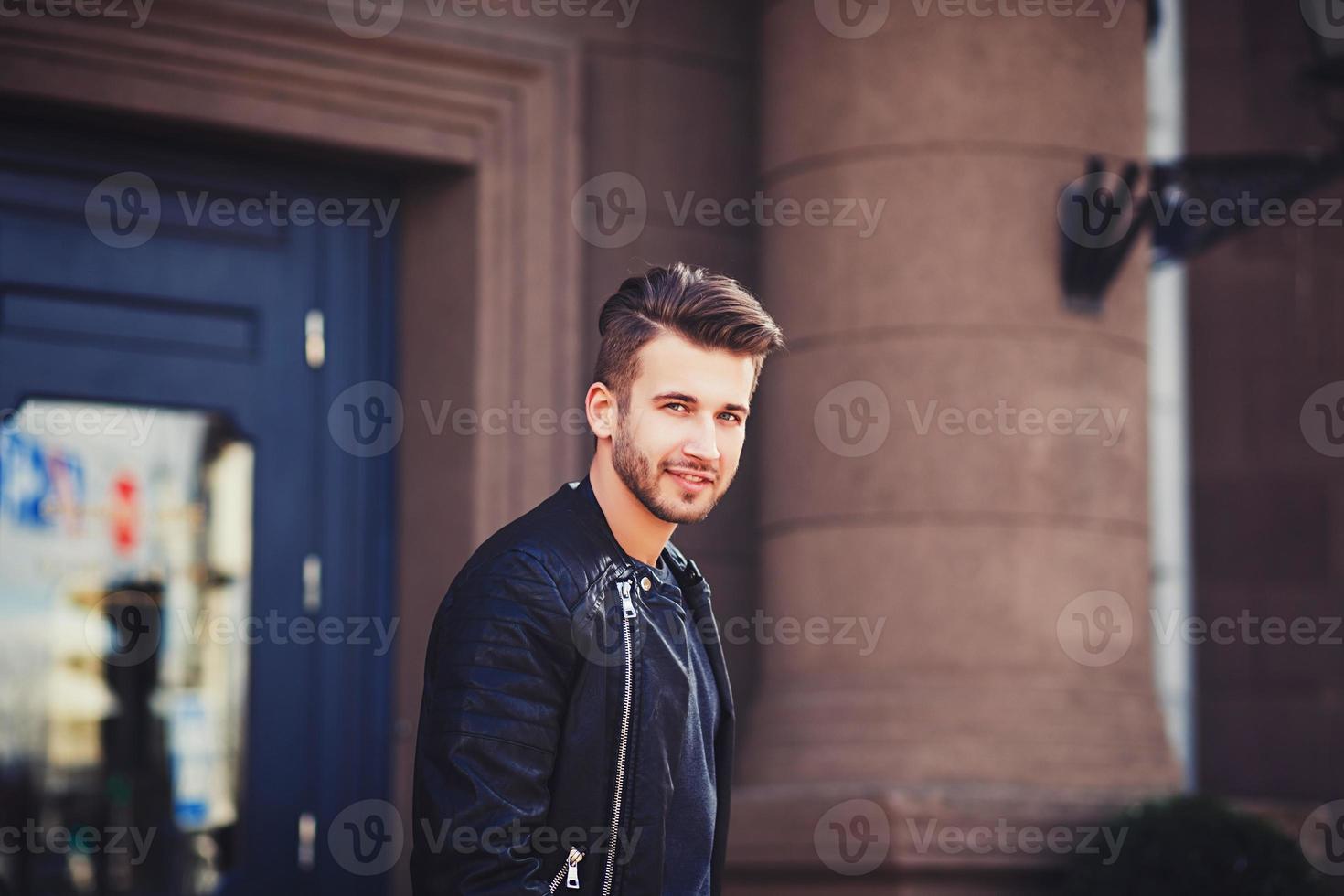 hombre sonriendo en la ciudad foto