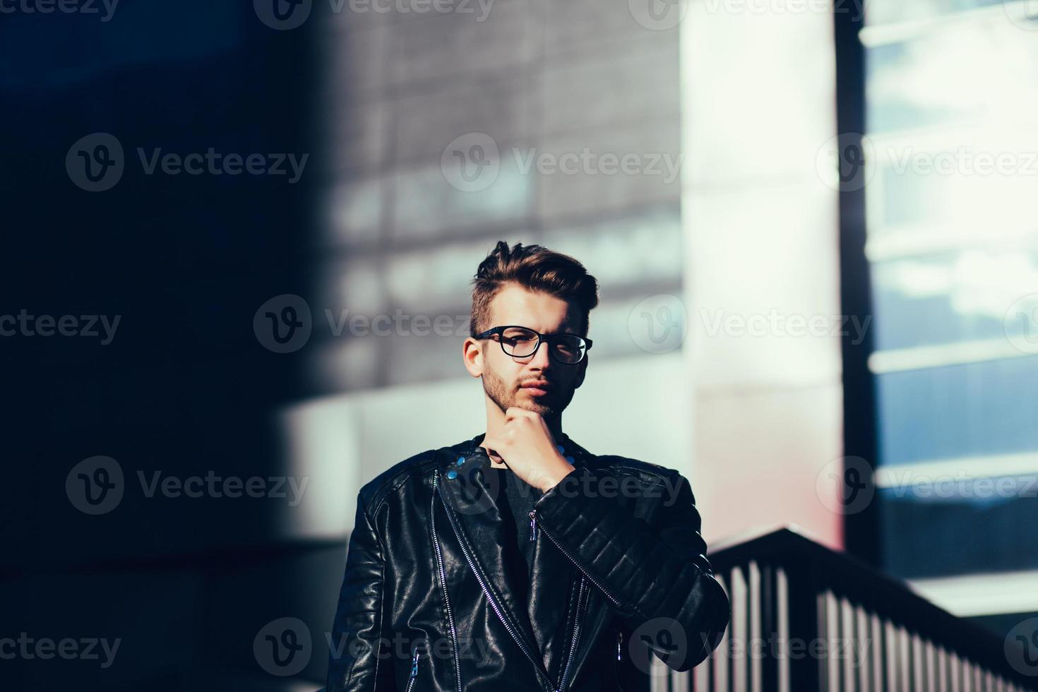 hombre elegante con chaqueta de cuero foto