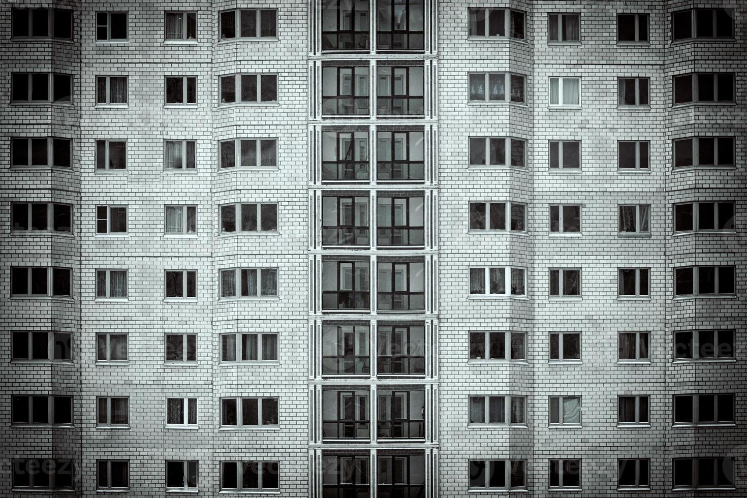 fachada de un edificio de apartamentos foto