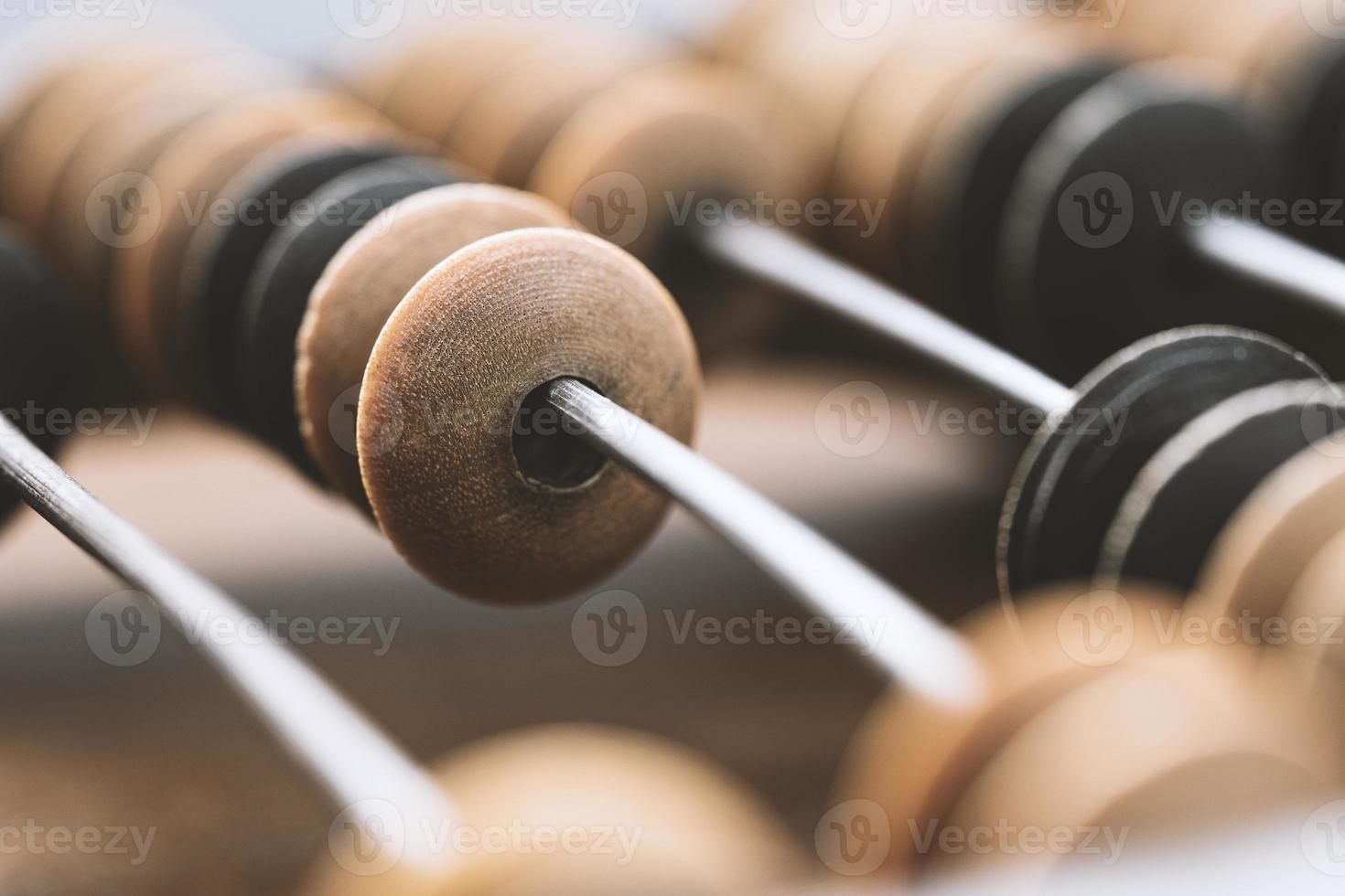 nudillos de madera en los pasadores metálicos de la vieja macro de ábaco foto