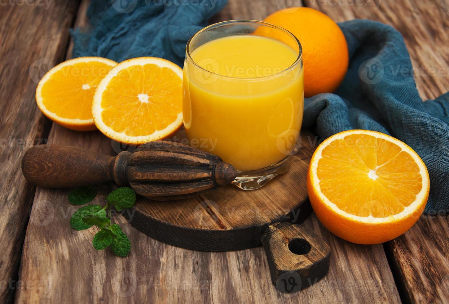 vaso de zumo de naranja foto