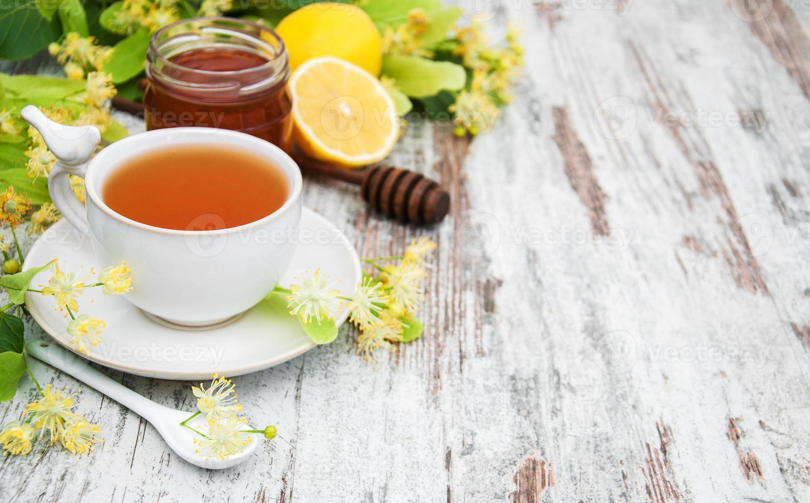 taza de té de hierbas con flores de tilo foto