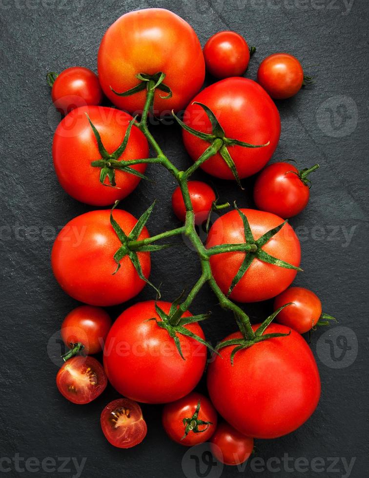 tomates frescos en una mesa foto