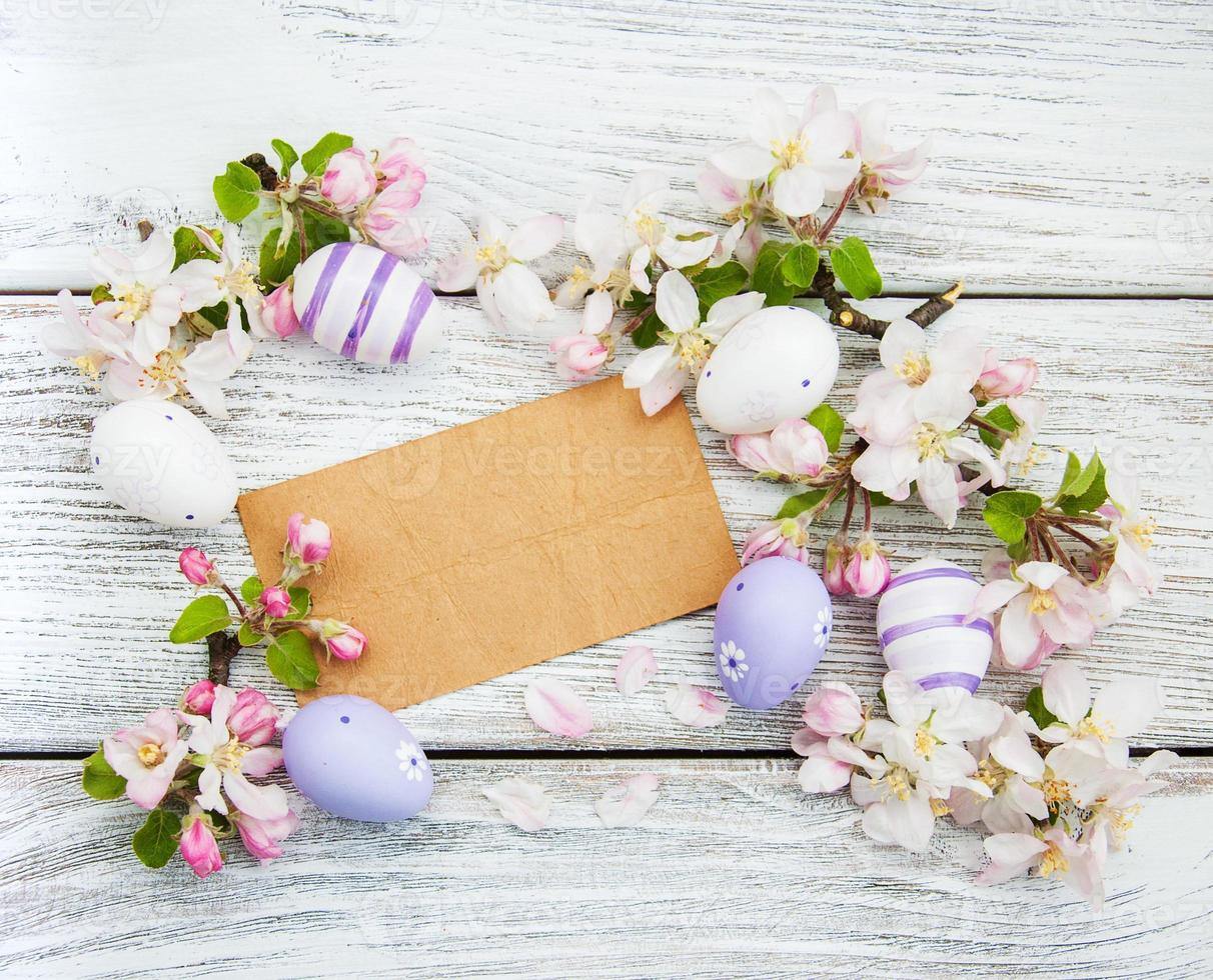 huevos de pascua y tarjeta de felicitación foto