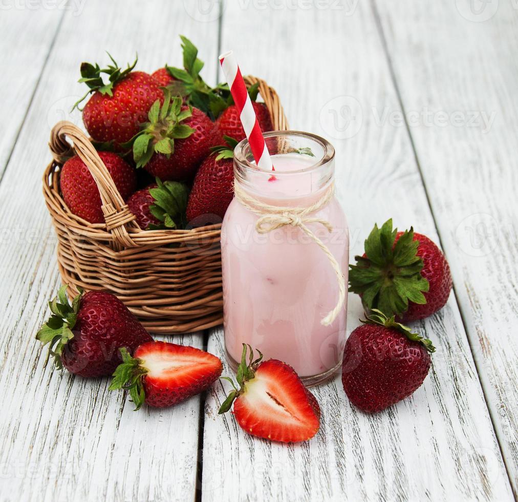 yogur con fresas frescas foto