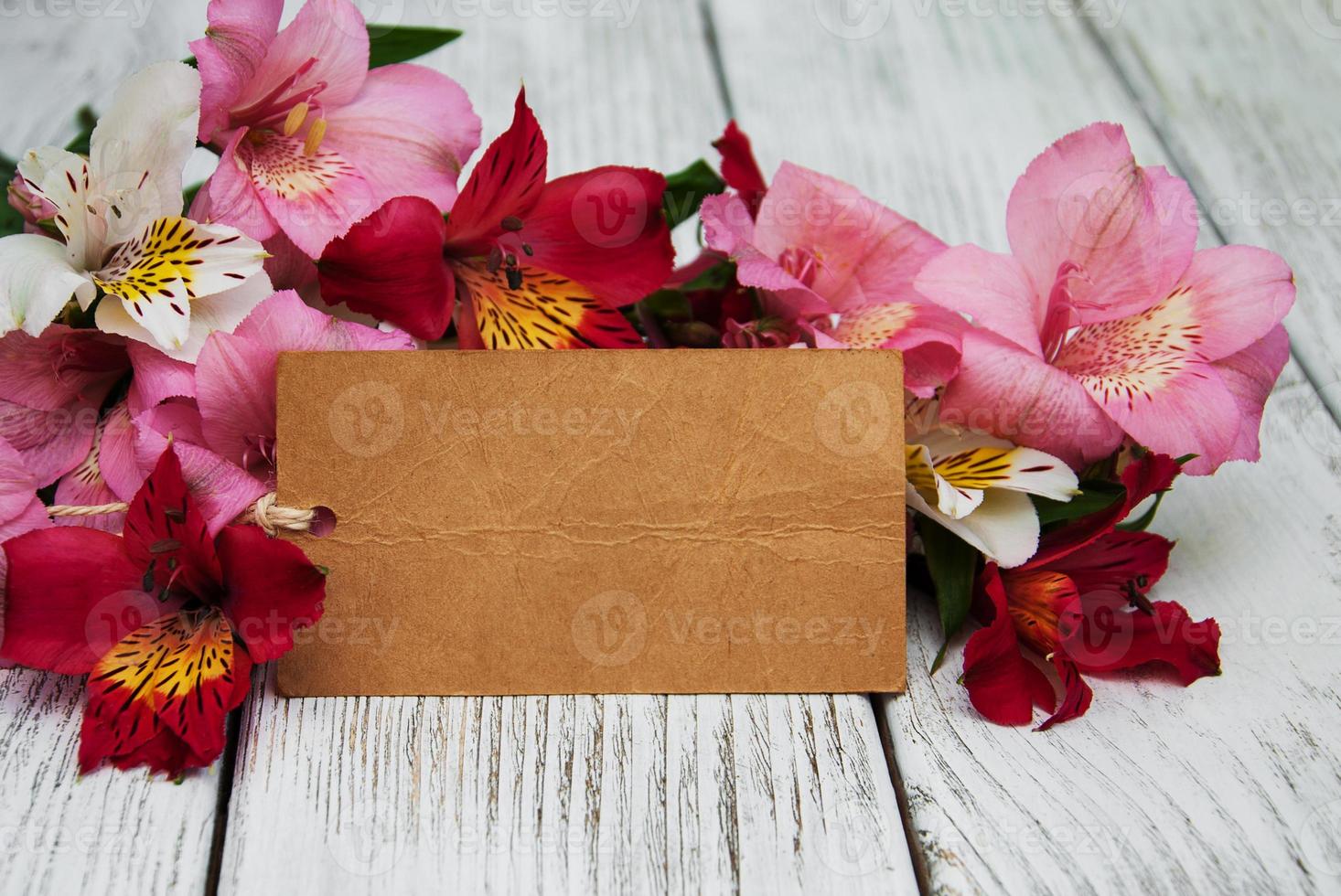 tarjeta de papel con flores de alstroemeria foto