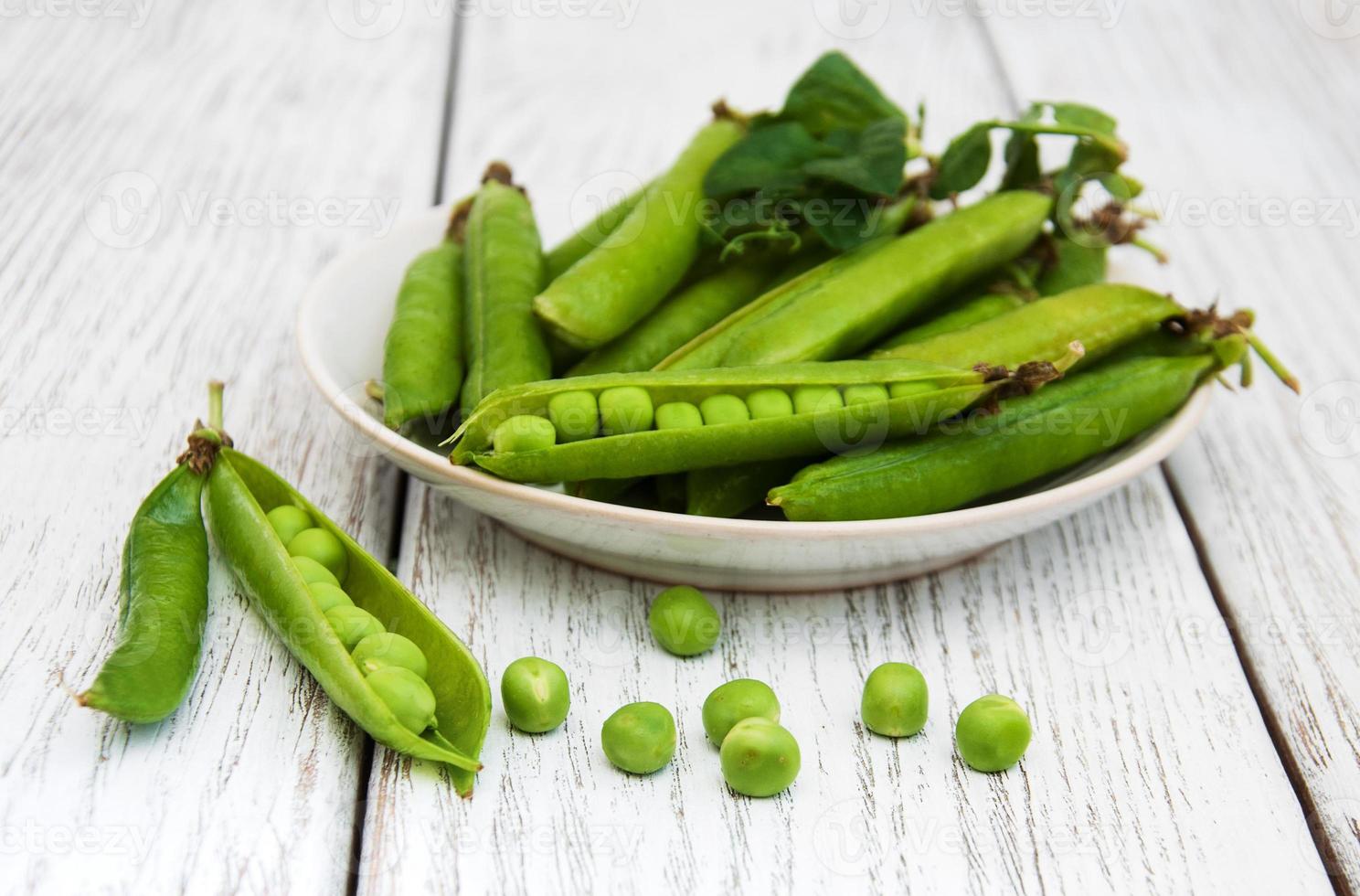 guisantes verdes sobre una mesa foto