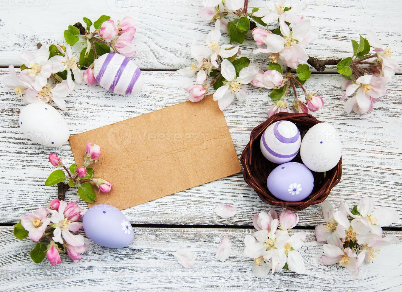 huevos de pascua y tarjeta de felicitación foto