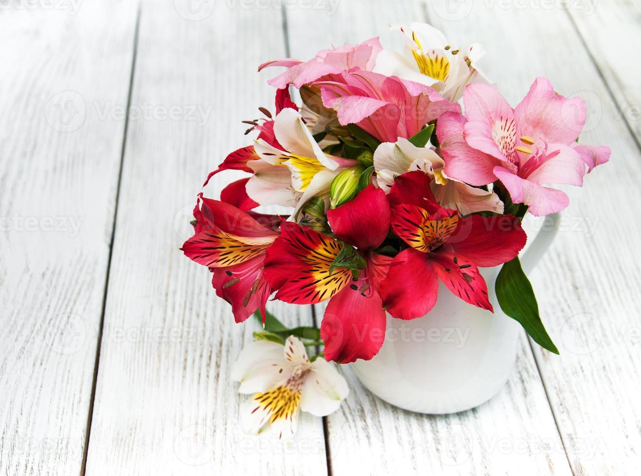 hermoso ramo de alstroemeria rosa foto