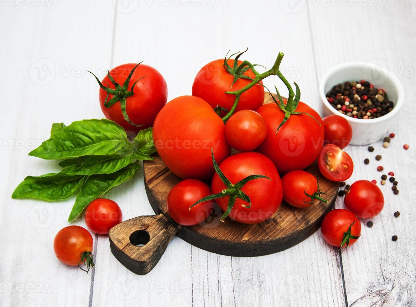 tomates frescos en una mesa foto