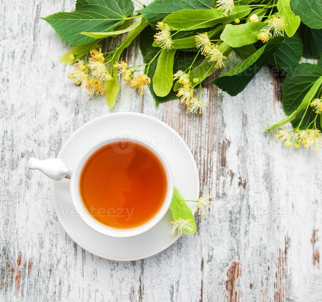 taza de té de hierbas con flores de tilo foto