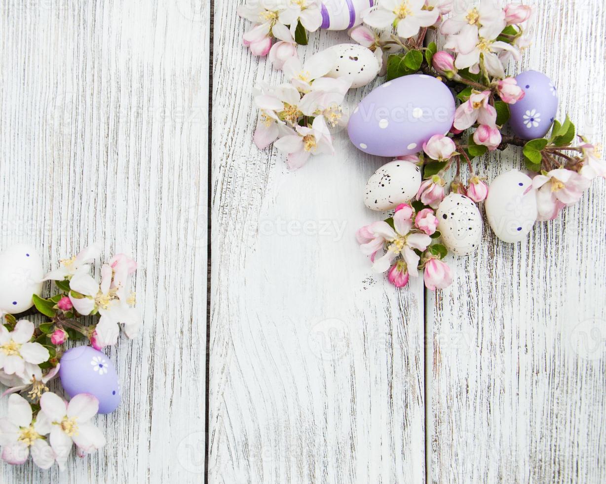 huevos de pascua y flor de manzano foto