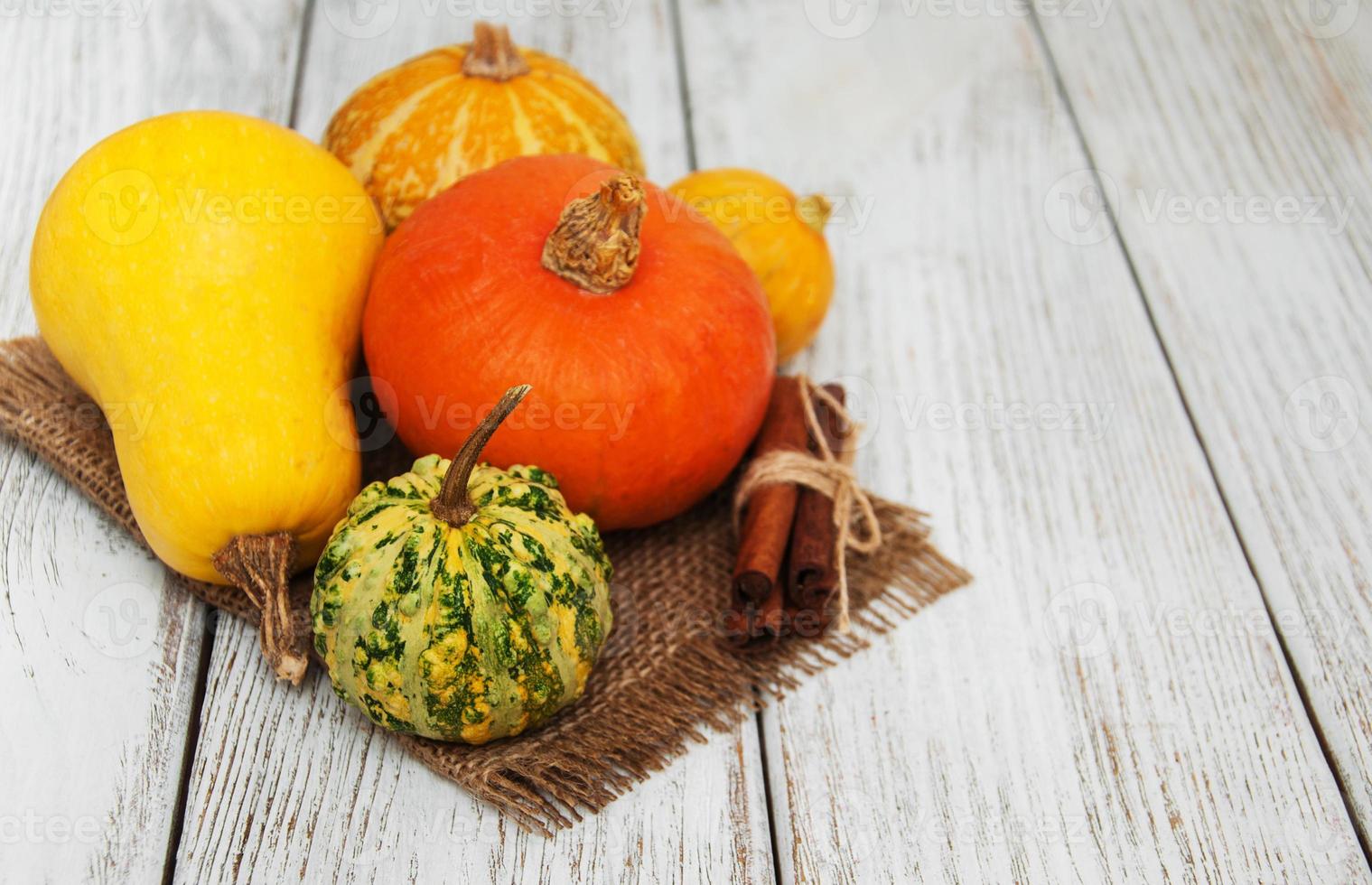 calabazas y palitos de canela foto