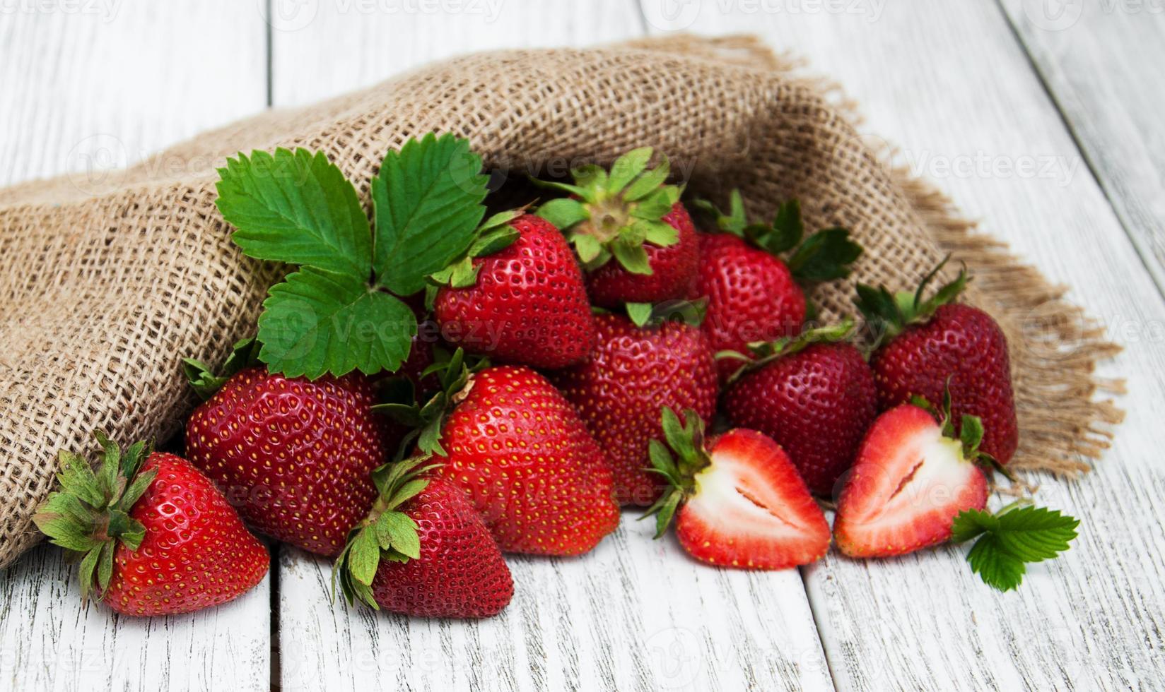 fresas maduras en la mesa de madera foto