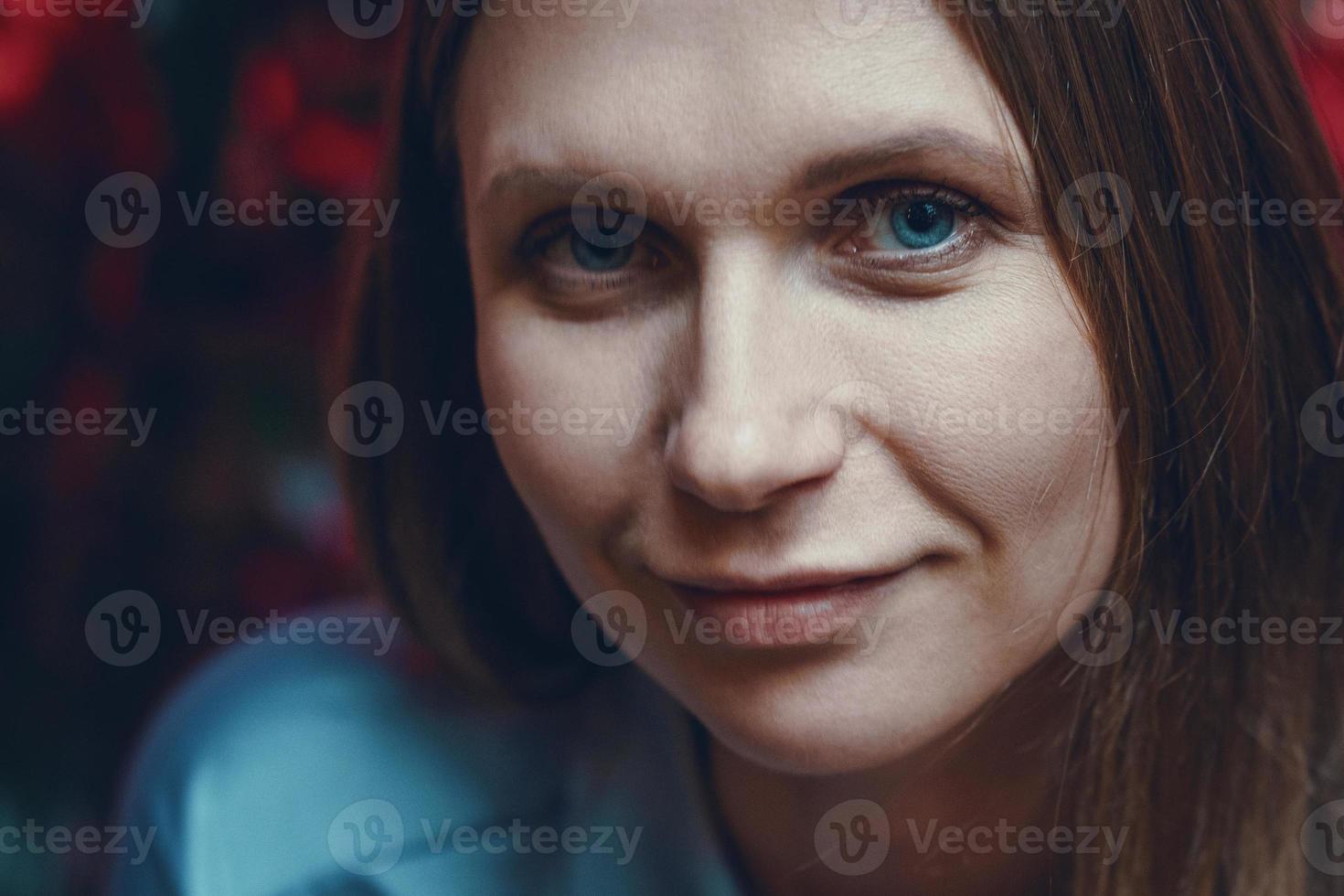 mujer sentada en un café en una mesa con una mirada soñadora foto