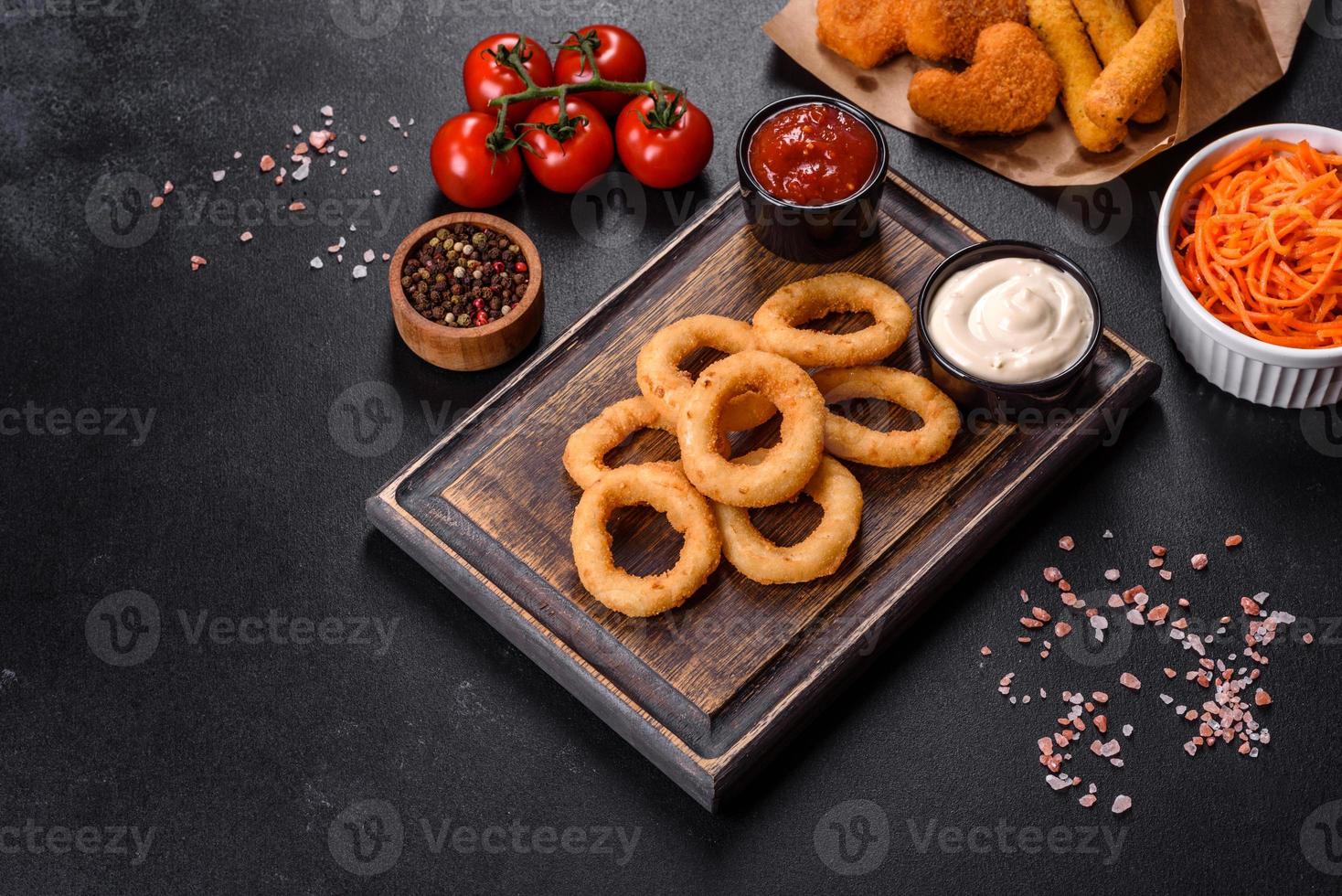 aros de cebolla fritos crujientes caseros con salsa de tomate foto