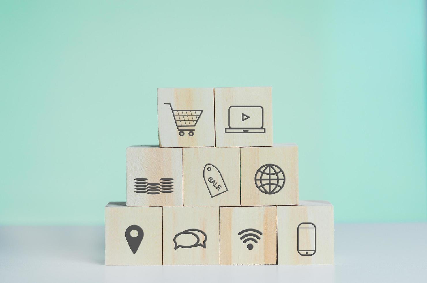 cubos de madera con compras en línea y símbolo de marketing en el fondo y espacio de copia. foto