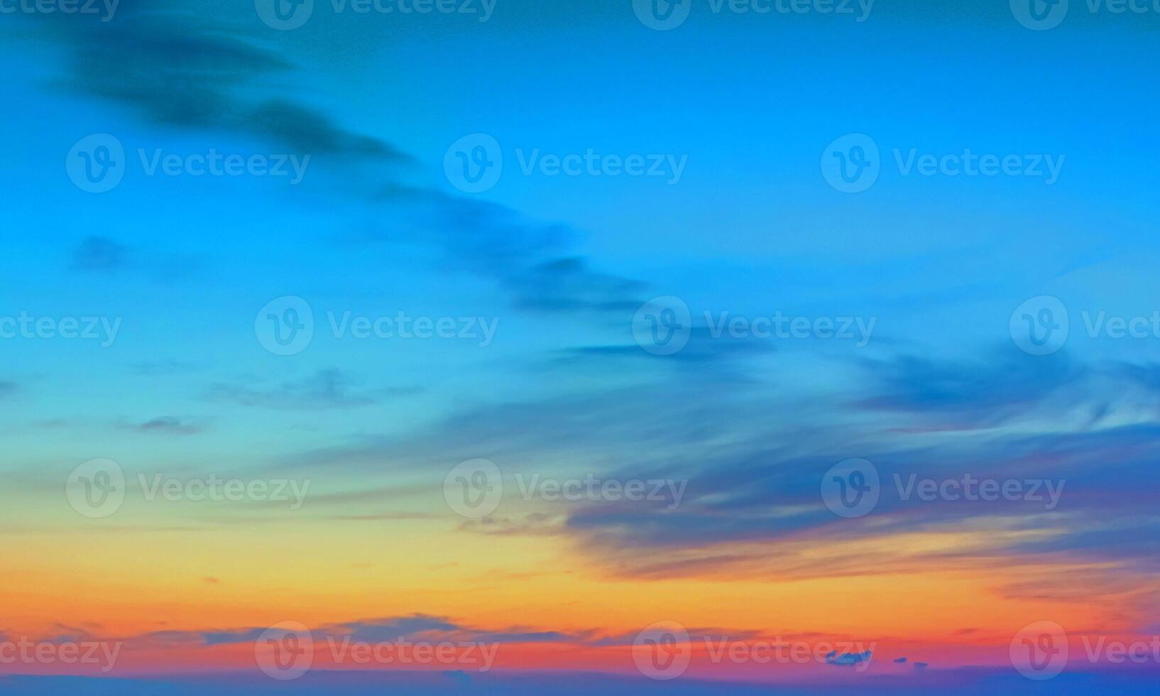 cielo del atardecer con algunas nubes superficiales nubes de trueno de flujo abstracto en el cielo. foto