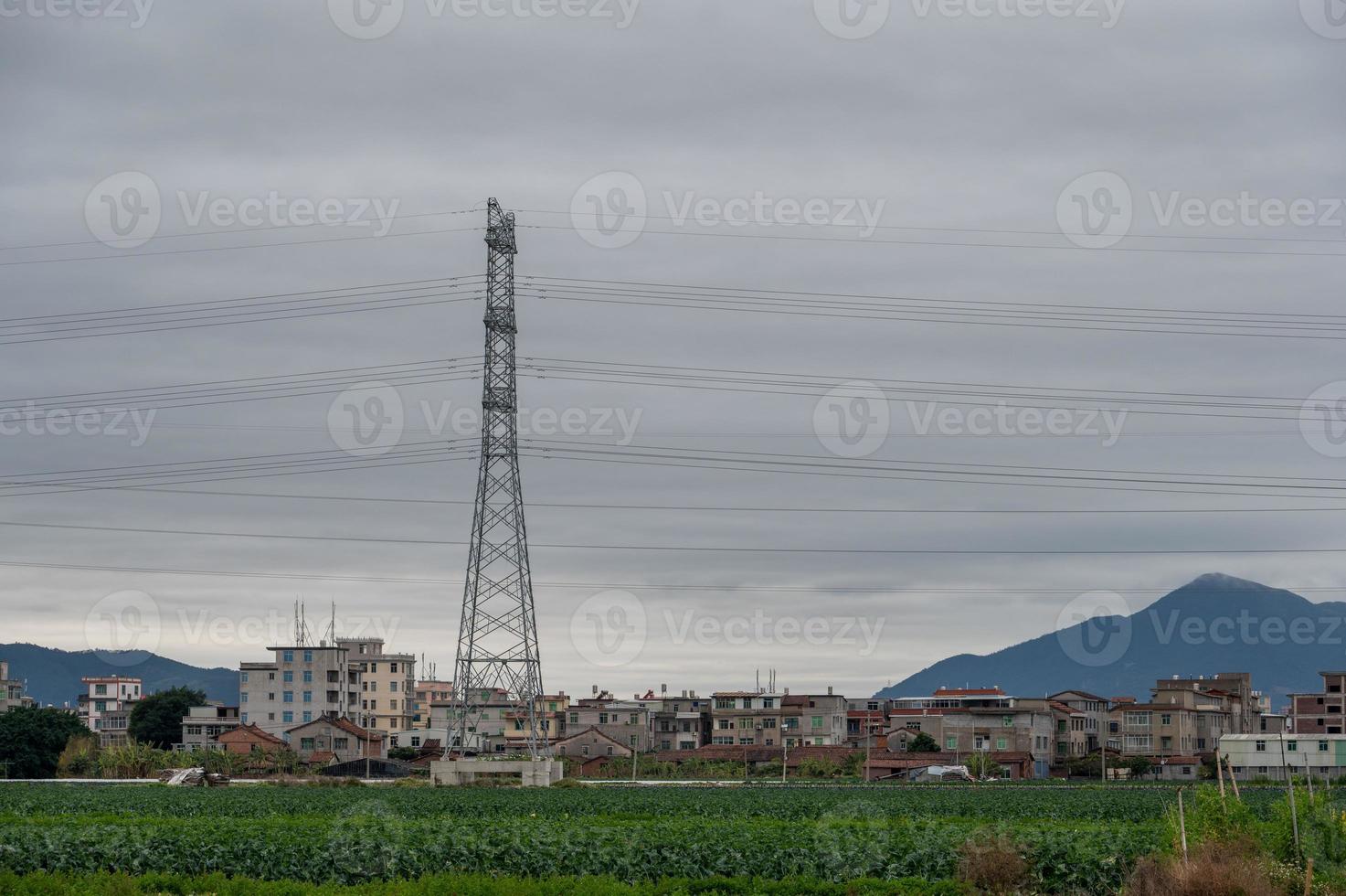 días nublados, instalaciones eléctricas en los campos, torres de hierro y postes de telégrafo foto