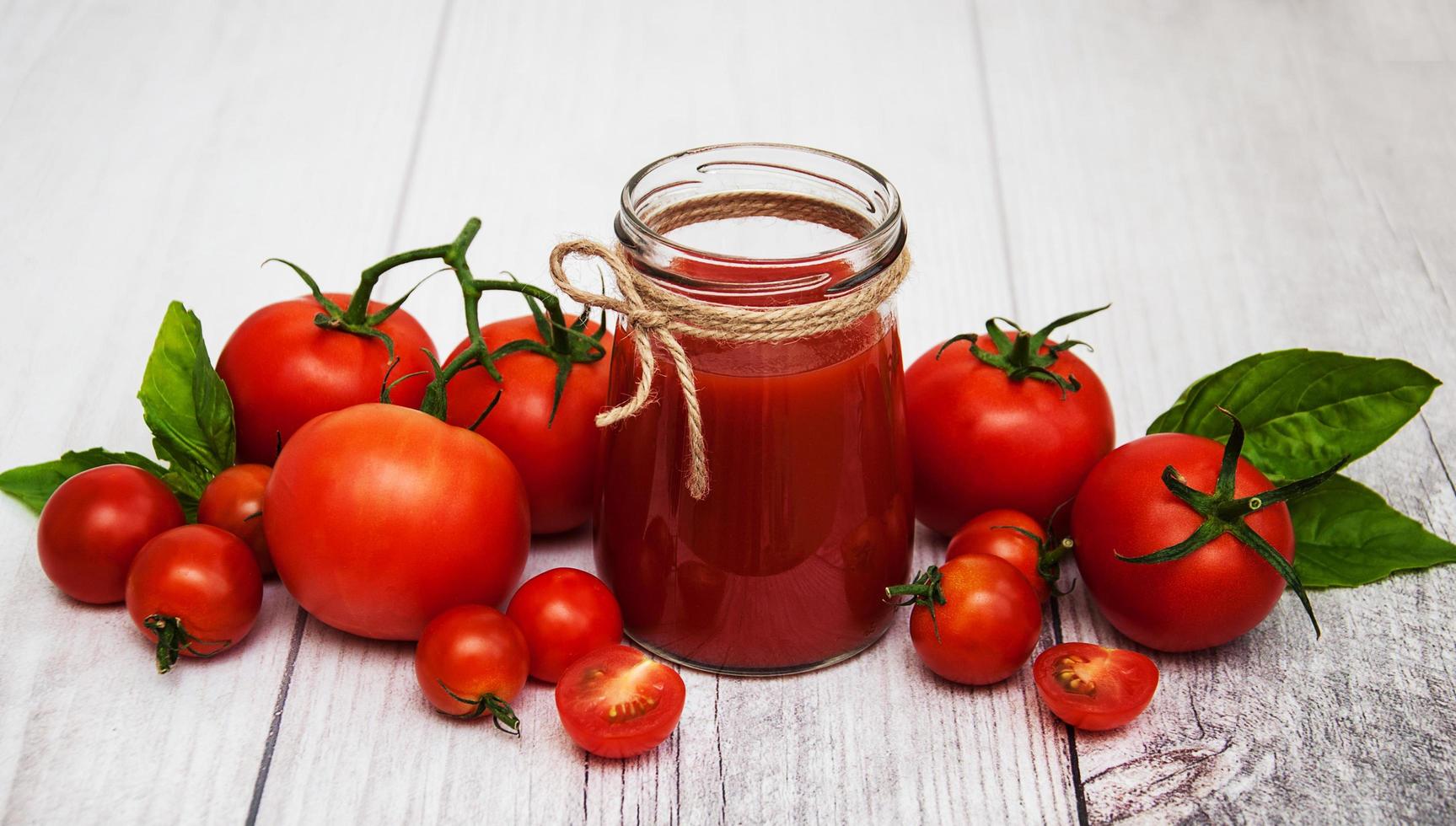 tarro con salsa de tomate foto