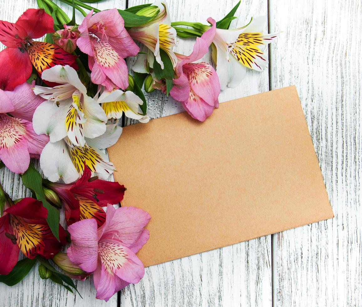 tarjeta de papel con flores de alstroemeria foto