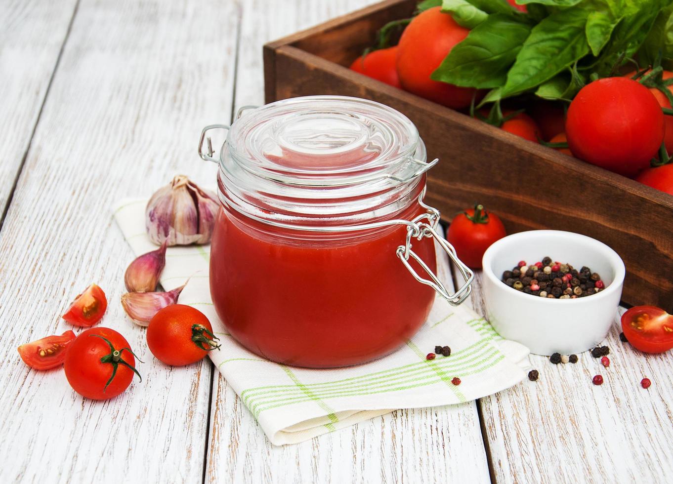 tarro con salsa de tomate foto