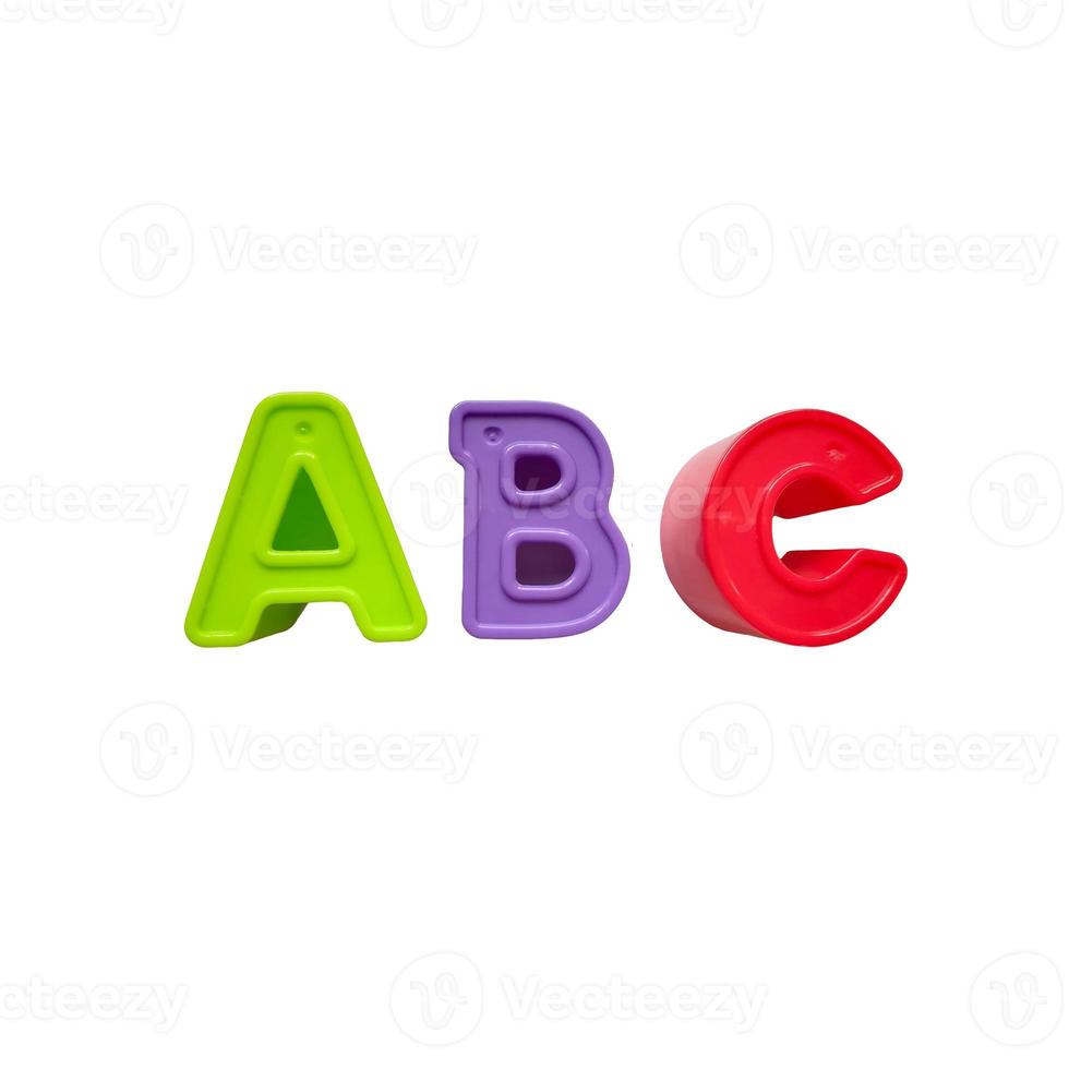 las letras de plástico multicolores a, b, c están aisladas en un fondo blanco. verde, morado, rojo, juguetes, aprendizaje del alfabeto foto