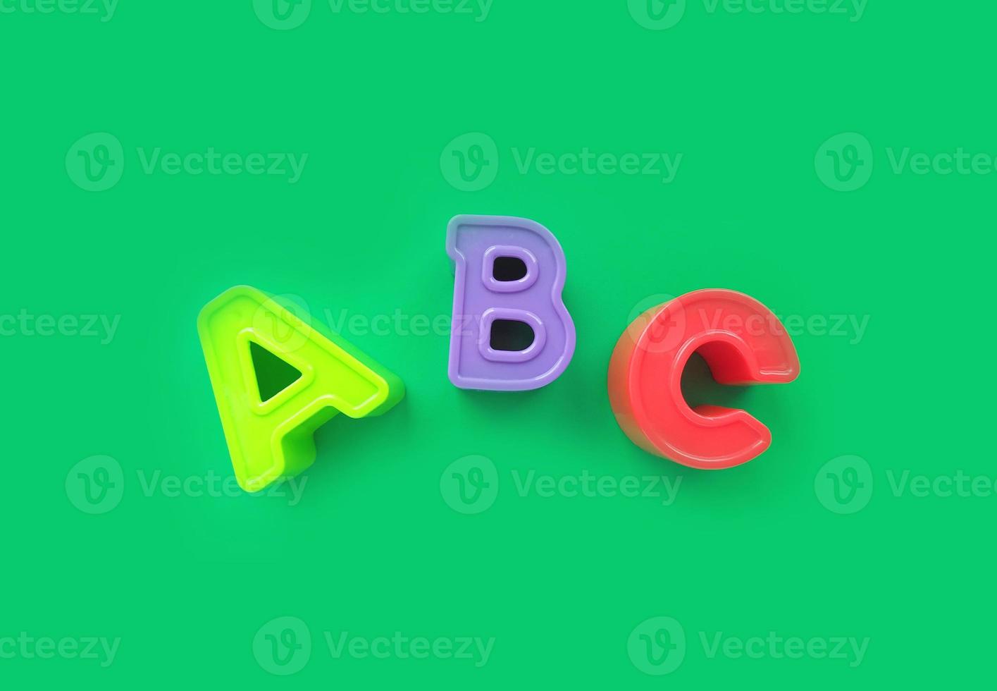 letras abc aisladas sobre fondo verde. banner, alfabeto brillantemente juguete, aprendizaje. foto