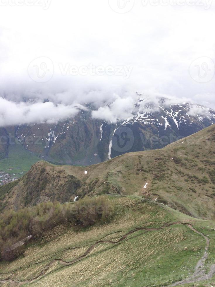 valle en las montañas. niebla en las montañas. paisaje. viajes, naturaleza foto