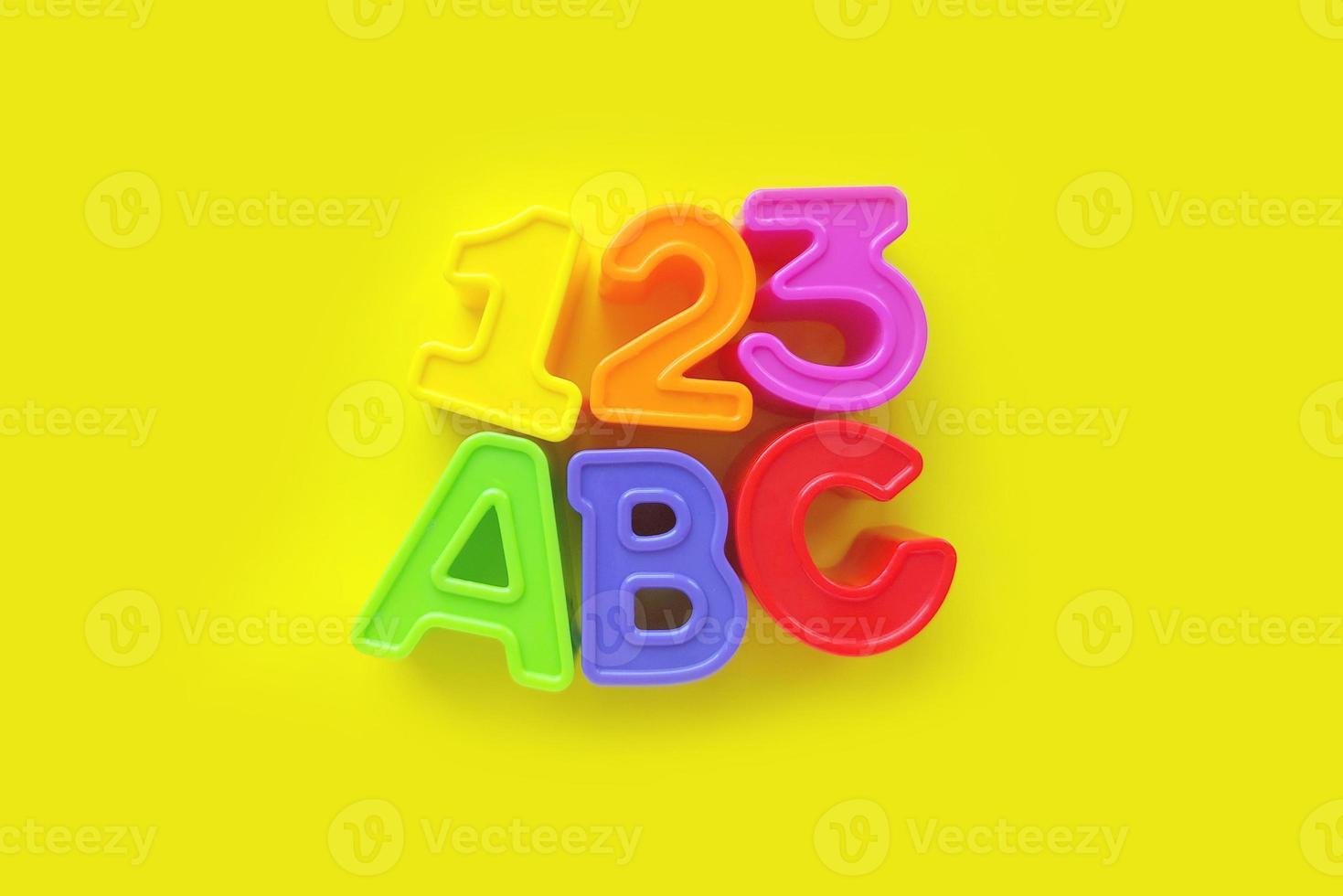 letras abc y 1 2 3 números aislados sobre fondo amarillo. pancarta, póster, juguete brillante, aprendizaje foto