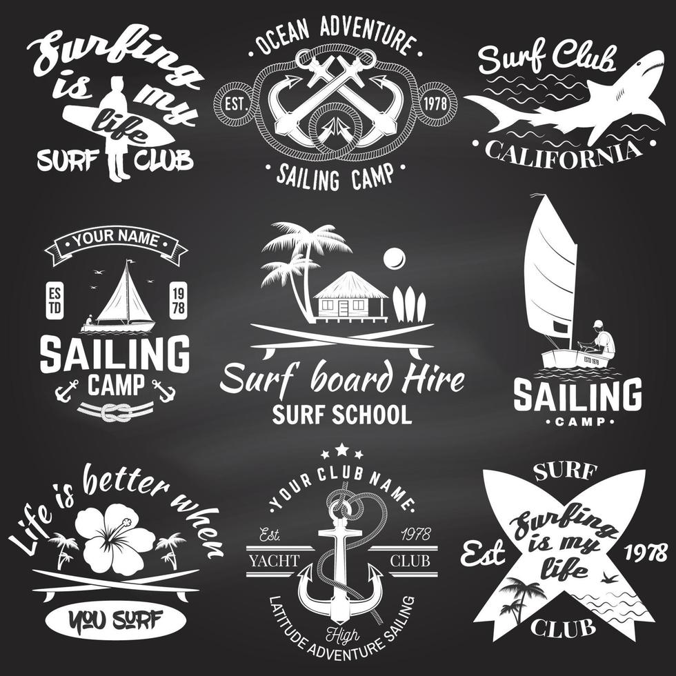 conjunto de insignias de campamento de vela, club náutico y club de surf. vector. concepto para camisa, estampado, sello. diseño de tipografía vintage con tabla de surf y silueta de velero. deporte acuático extremo. vector