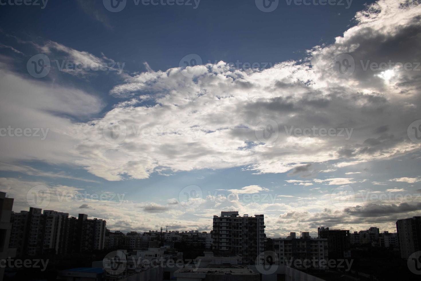 fondo blanco claro degradado de nubes de cielo azul de verano. belleza claro nublado in sol tranquilo brillante invierno aire bacground. sombrío paisaje cian vívido en el medio ambiente día horizonte vista del horizonte viento de primavera foto