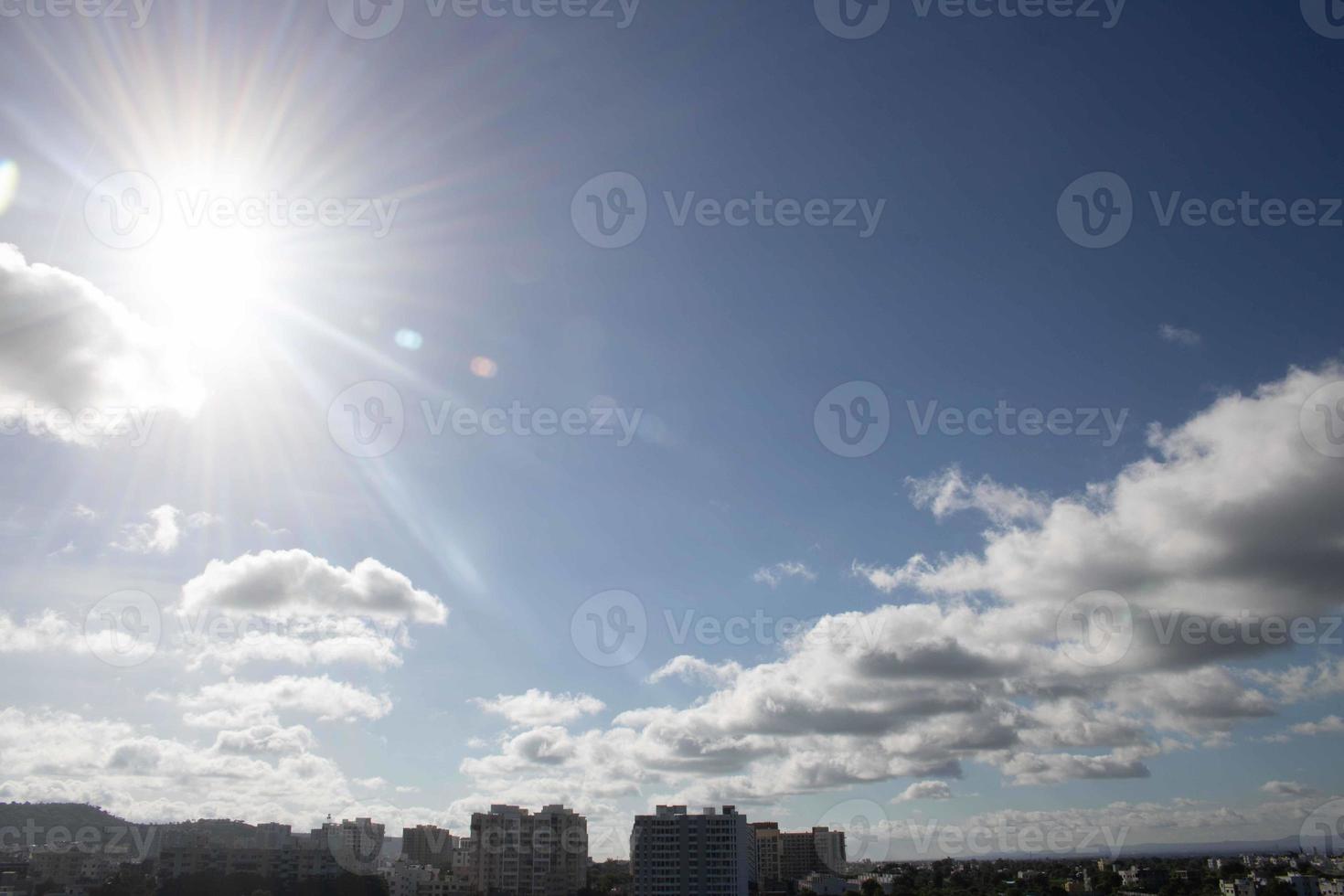 nubes de aire en el cielo azul foto