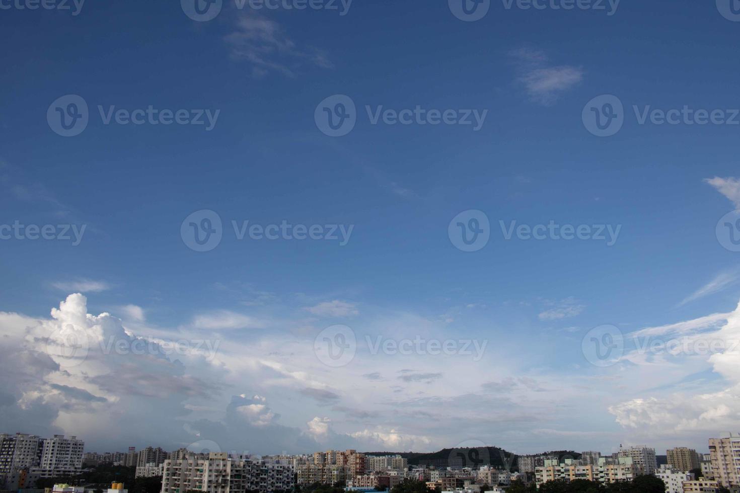 fondo blanco claro degradado de nubes de cielo azul de verano. belleza claro nublado in sol tranquilo brillante invierno aire bacground. sombrío paisaje cian vívido en el medio ambiente día horizonte vista del horizonte viento de primavera foto