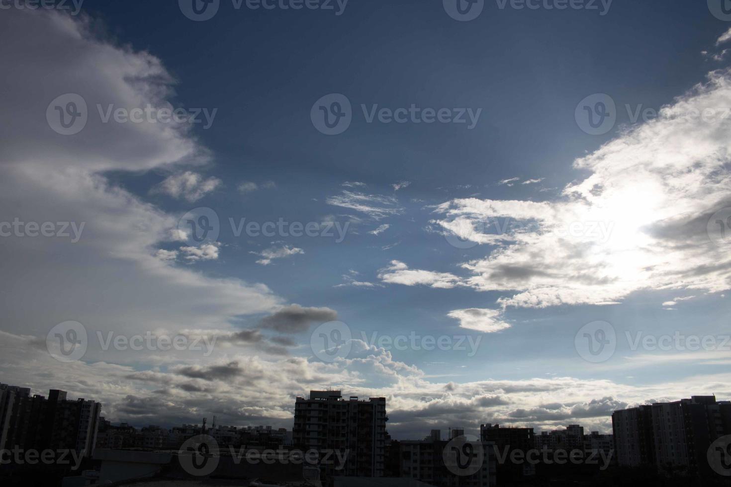 fondo blanco claro degradado de nubes de cielo azul de verano. belleza claro nublado in sol tranquilo brillante invierno aire bacground. sombrío paisaje cian vívido en el medio ambiente día horizonte vista del horizonte viento de primavera foto