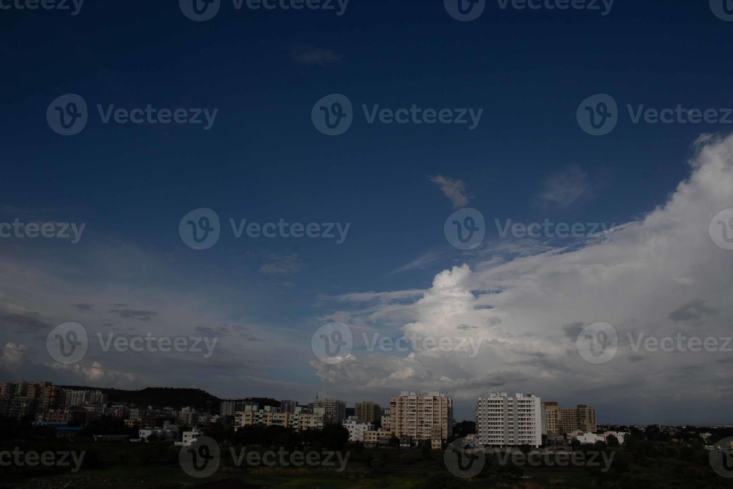 fondo blanco claro degradado de nubes de cielo azul de verano. belleza claro nublado in sol tranquilo brillante invierno aire bacground. sombrío paisaje cian vívido en el medio ambiente día horizonte vista del horizonte viento de primavera foto