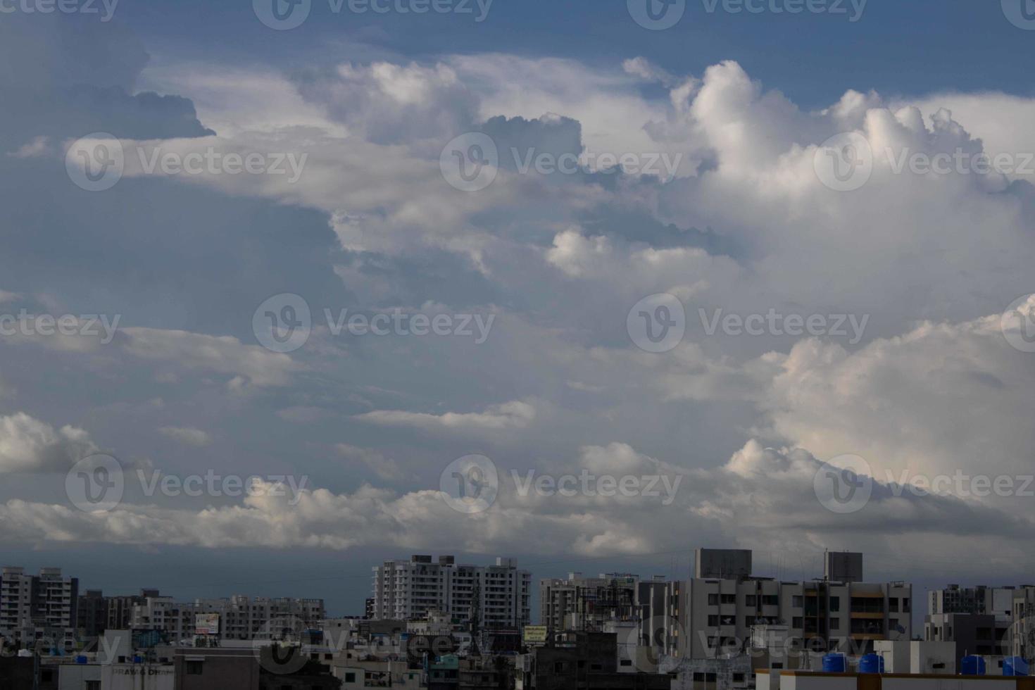 fondo blanco claro degradado de nubes de cielo azul de verano. belleza claro nublado in sol tranquilo brillante invierno aire bacground. sombrío paisaje cian vívido en el medio ambiente día horizonte vista del horizonte viento de primavera foto