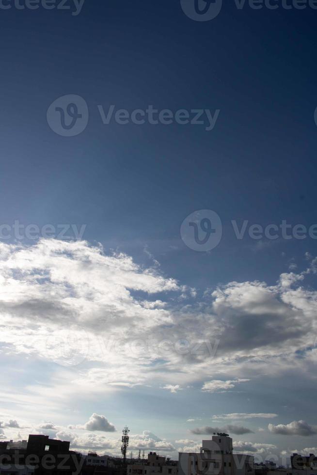 nubes de aire en el cielo azul foto