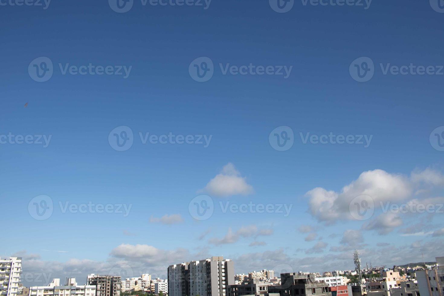 nubes de aire en el cielo azul foto