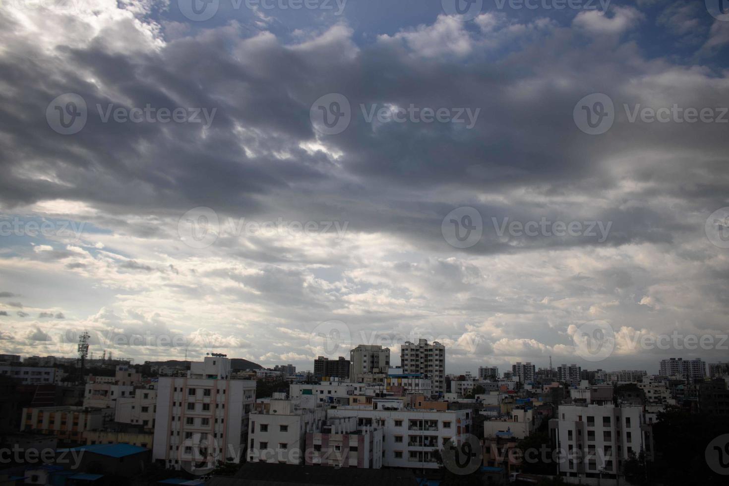 fondo blanco claro degradado de nubes de cielo azul de verano. belleza claro nublado in sol tranquilo brillante invierno aire bacground. sombrío paisaje cian vívido en el medio ambiente día horizonte vista del horizonte viento de primavera foto