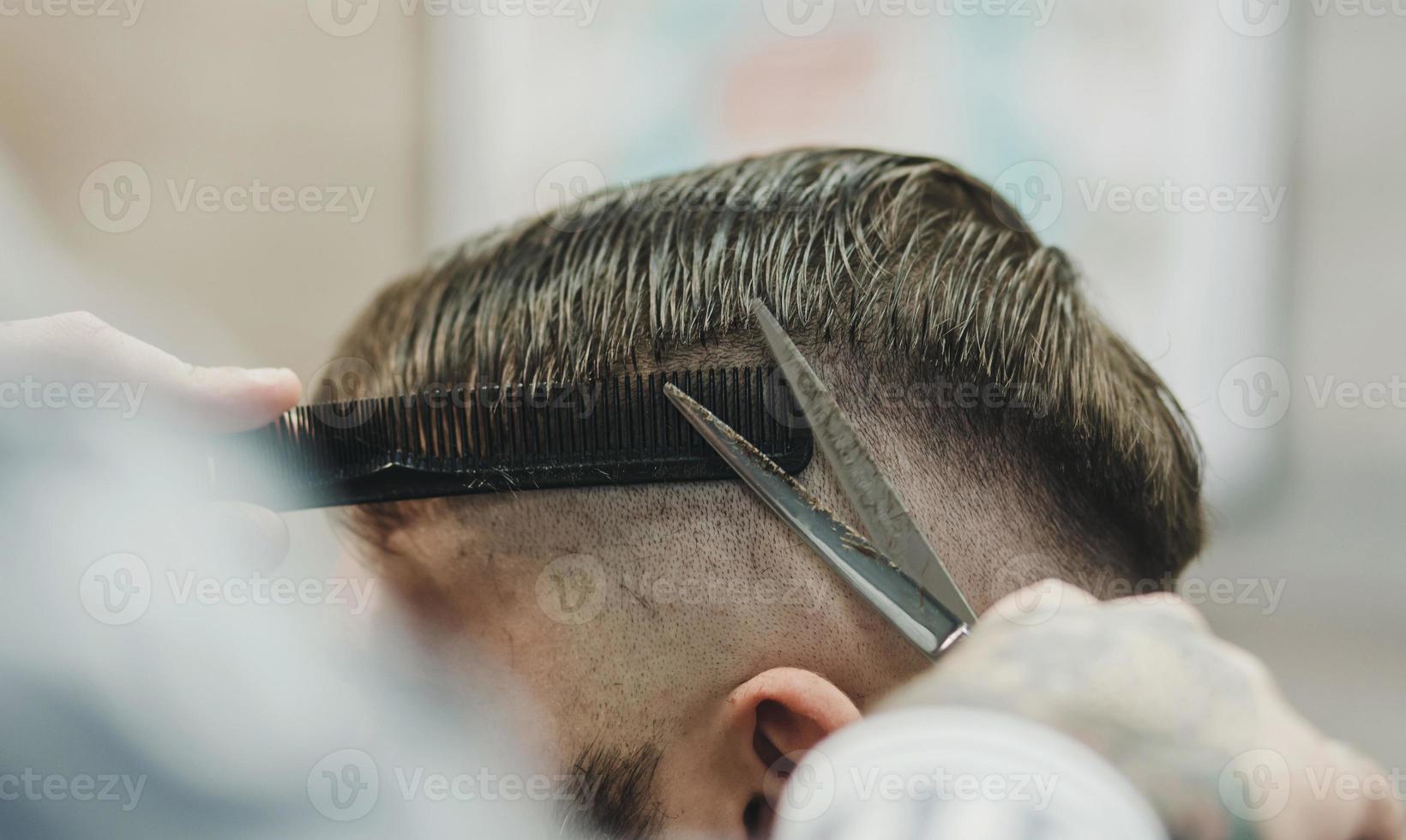 peluquero con tijeras y peine foto