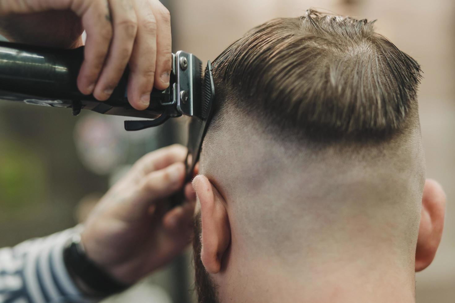 hombre visitando la barbería foto