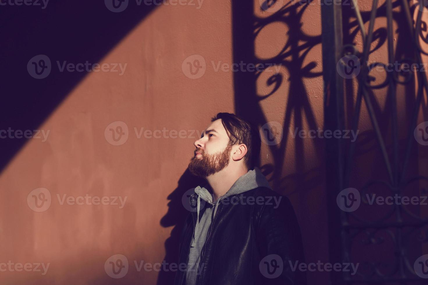 retrato de un hombre guapo vestido con chaqueta de cuero foto