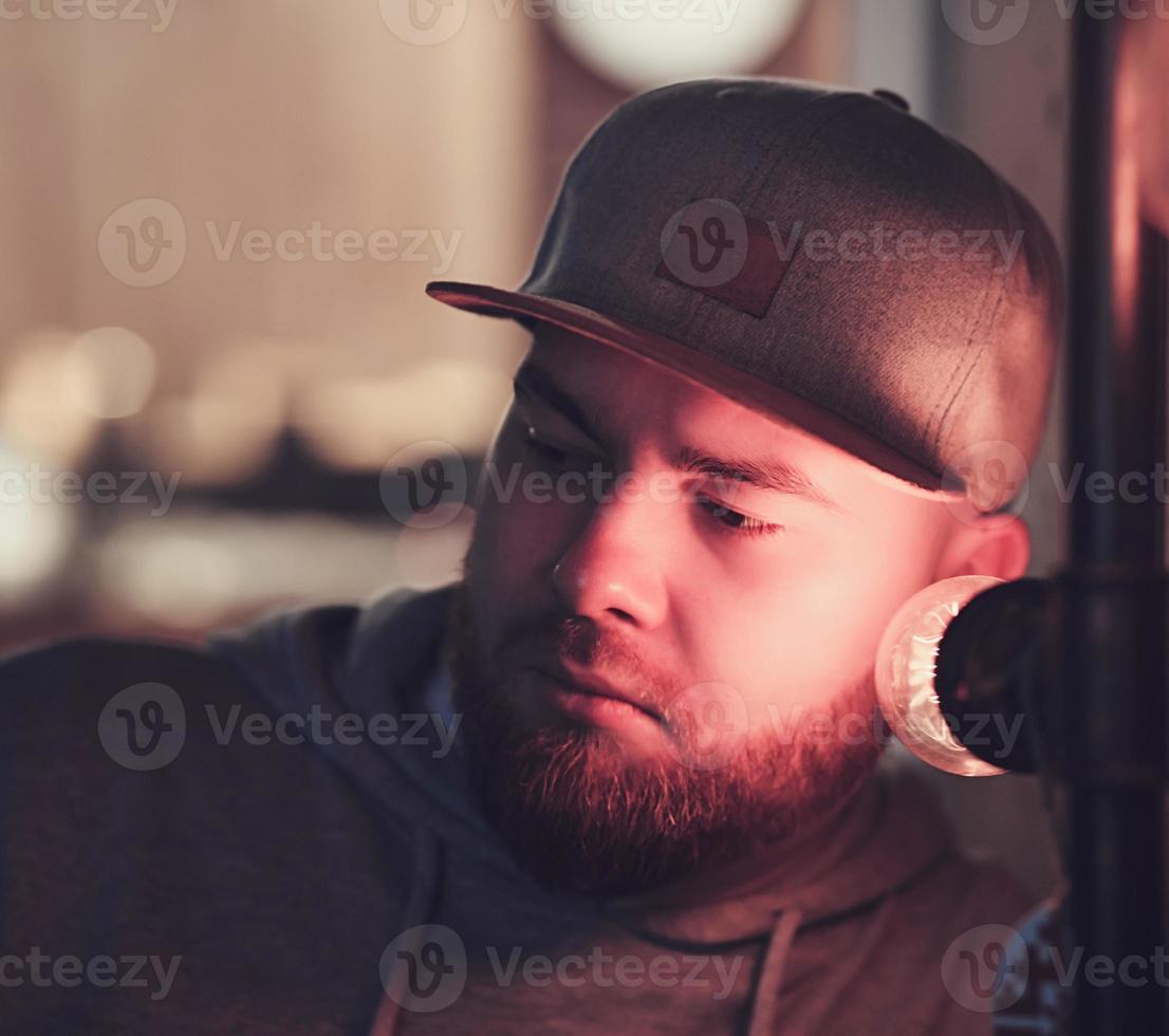 hombre con gorra de beisbol foto