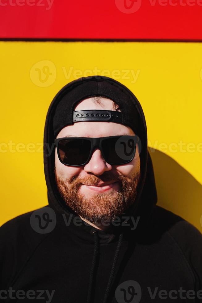 hombre gracioso con gorra y gafas de sol foto